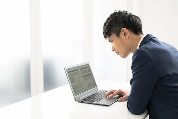 PC作業中の男性
