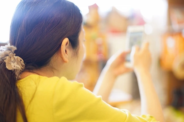 スマホを使う女性