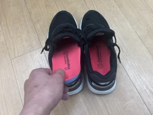 靴にインソールを入れている写真