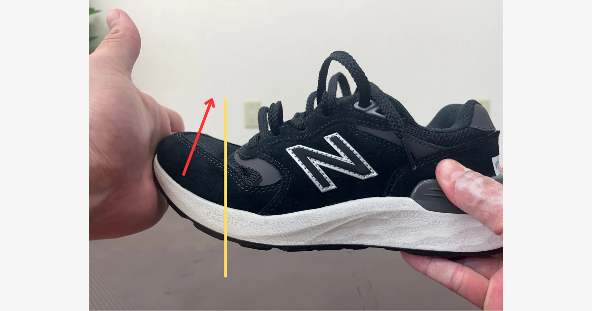 つま先で曲がる靴