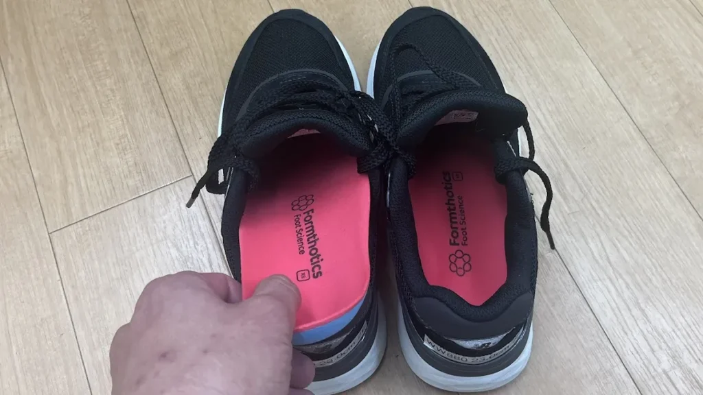 靴にインソールを入れている写真