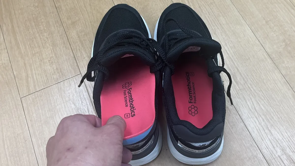 靴にインソールを入れている写真