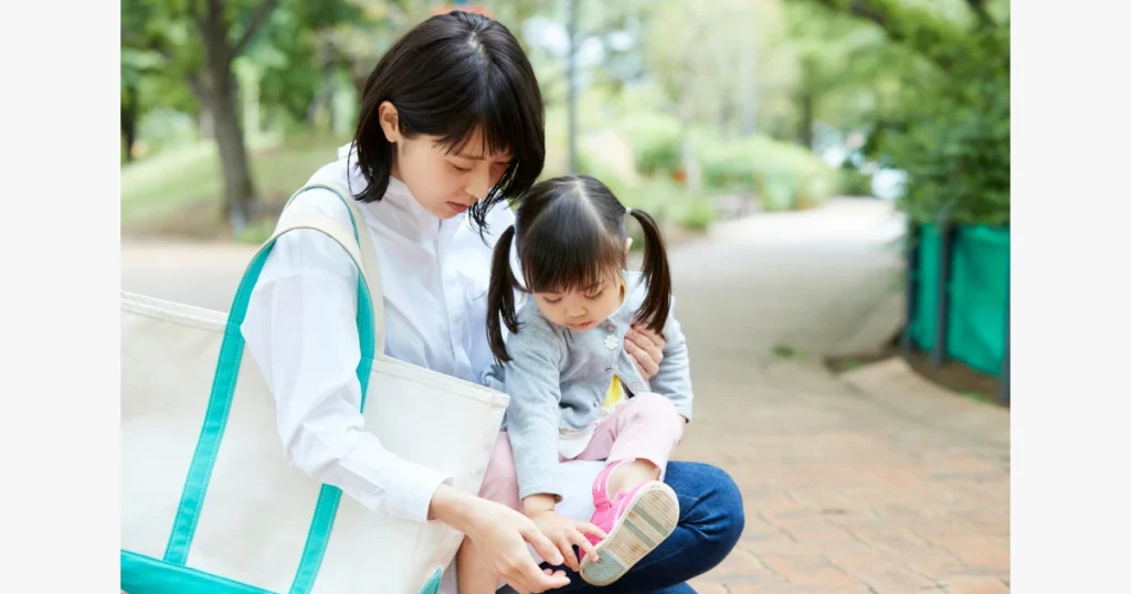 靴を履く子供